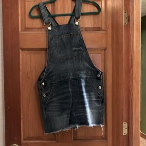L American Eagle Skirt Overall soft and worn. I am 40” chest and it fits me
